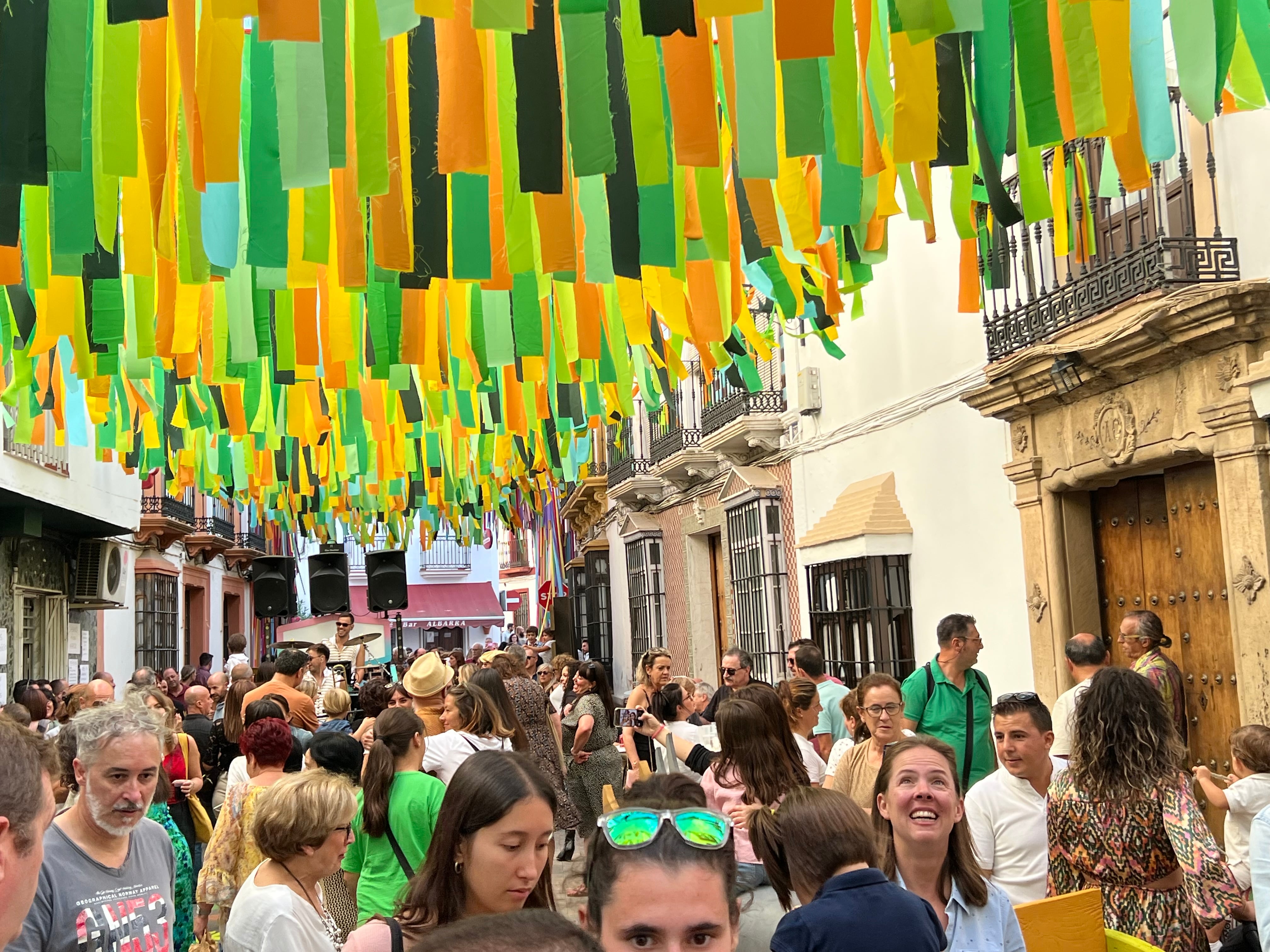 Una de las calles de la localidad arriateña durante la celebración del festejo el pasado año 2023