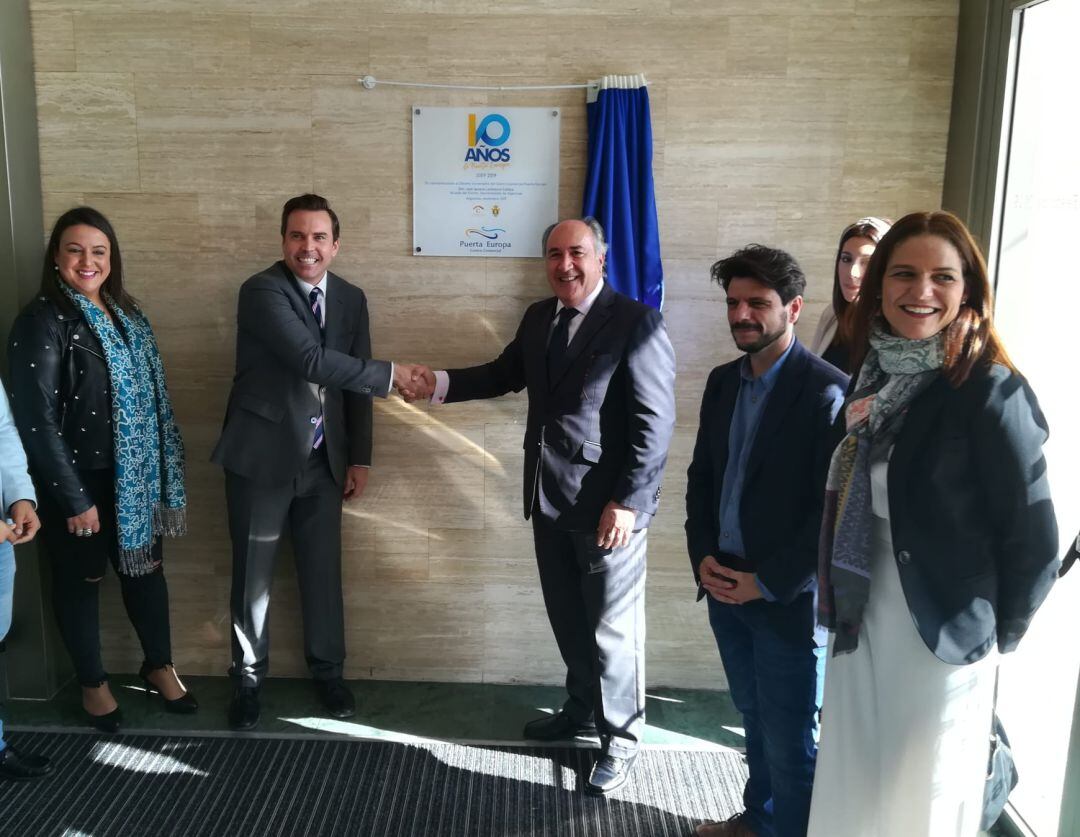 El alcalde de Algeciras, José IGnacio Landaluce y el Gerente del CC Puerta Europa, Serafín Pazo, descubren una placa conmemorativa