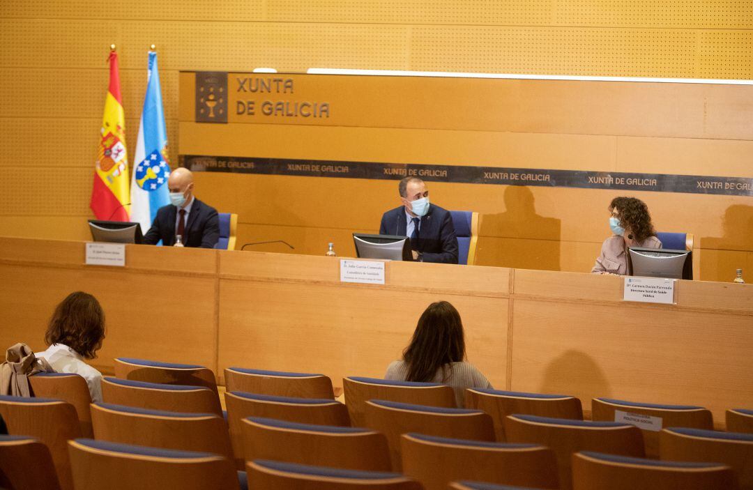 El conselleiro de Sanidade, Julio García Comesaña, en el centro, en la rueda de prensa en la que el comité clínico de expertos dio cuenta del confinamiento de Ourense y Barbadás