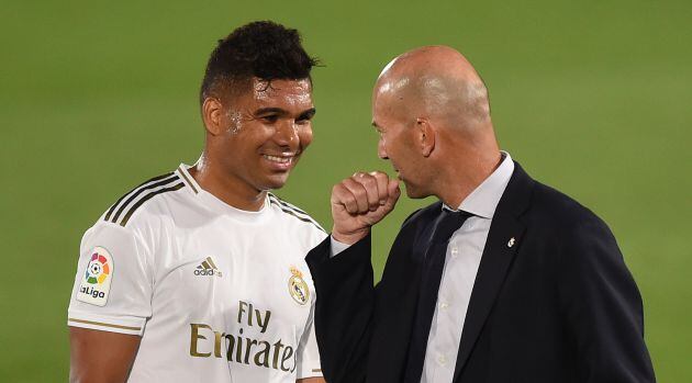Casemiro y Zidane conversan