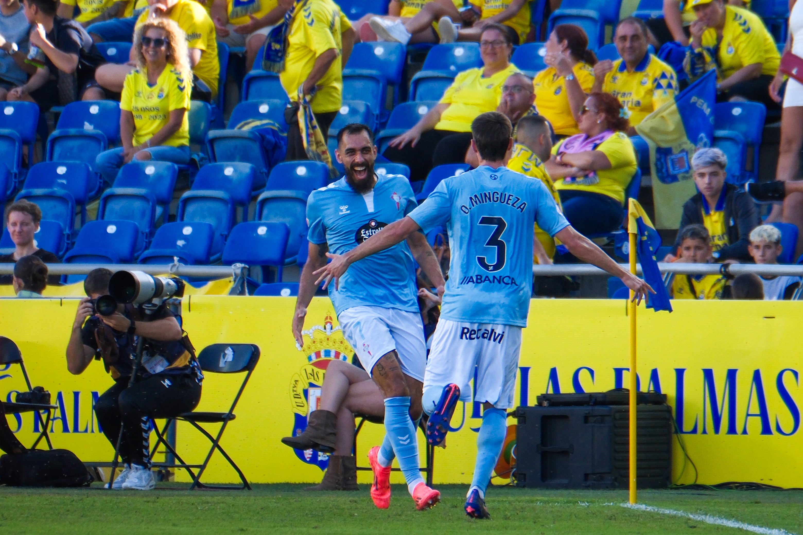 LAS PALMAS DE GRAN CANARIA, 05/10/2024.- El delantero del Celta Borja Iglesias (i) celebra su gol, primero del equipo gallego, durante el encuentro de la jornada 9 de LaLiga que UD Las Palmas y Celta de Vigo disputan este sábado en el estadio de Gran Canaria. EFE/Angel Medina G.
