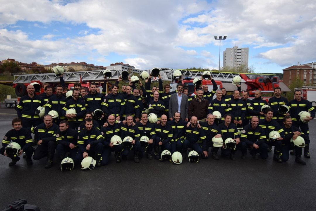 Imagen de los 42 nuevos bomberos del Parque de San Sebastián con el alcalde Eneko Goia y el concejal Martin Ibabe