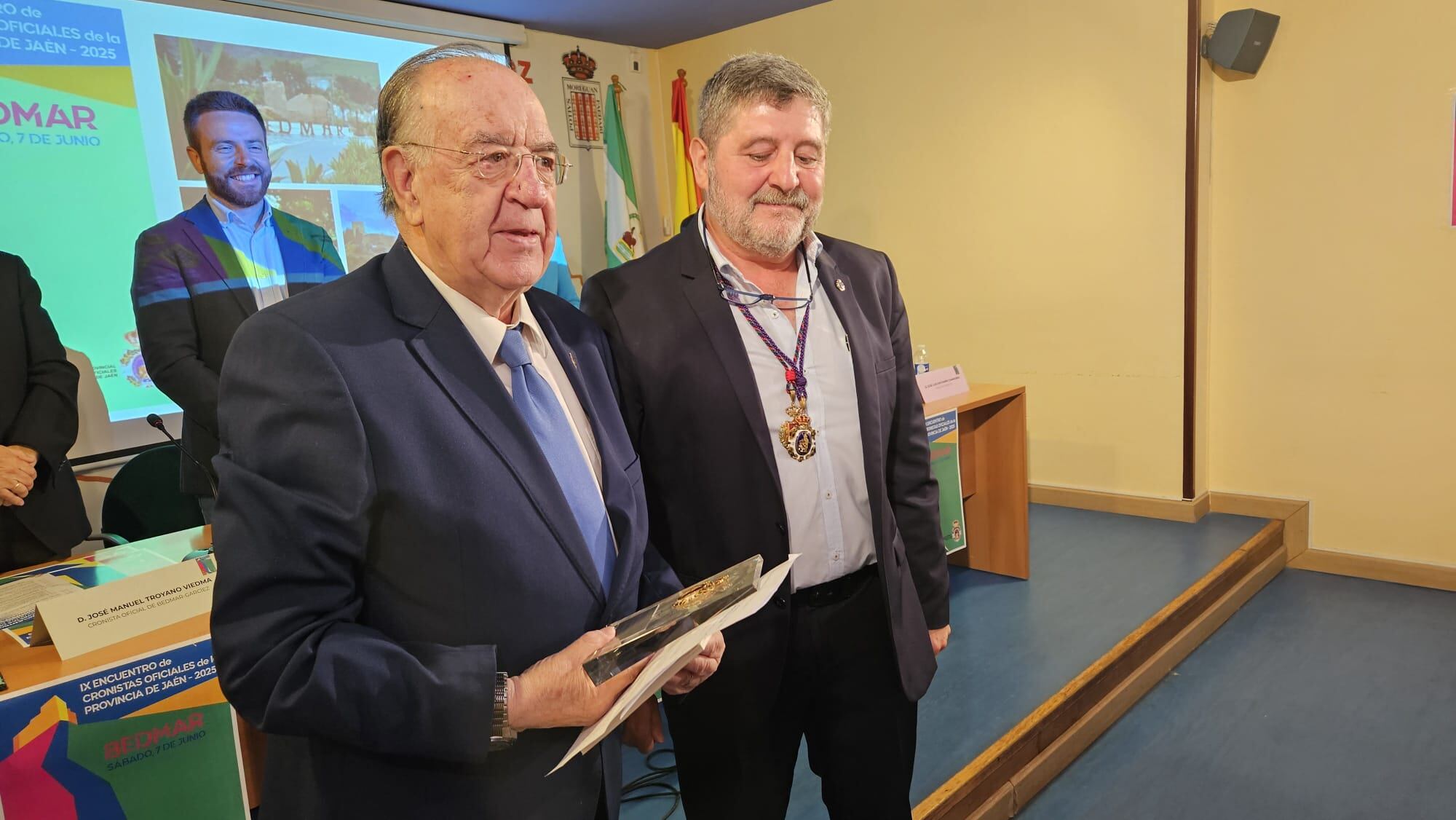 Guillermo Sena, cronista de La Carolina, recibe su premio a la Investigación local