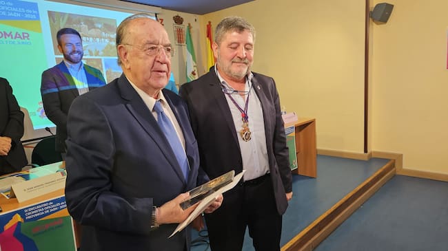 Guillermo Sena, cronista de La Carolina, recibe su premio a la Investigación local