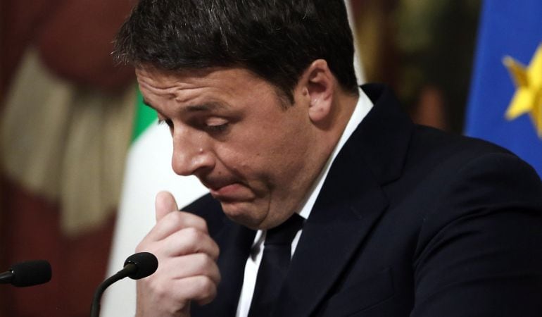 El primer ministro italiano, Matteo Renzi, durante la rueda de prensa en la que anunció su dimisión tras salir derrotado en el referéndum sobre su propuesta de reforma constitucional.