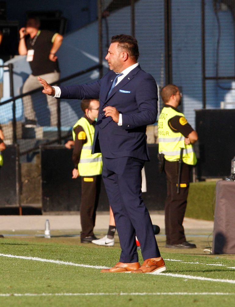 Antonio Mohamed da instrucciones a sus jugadores en el partido ante el Espanyol