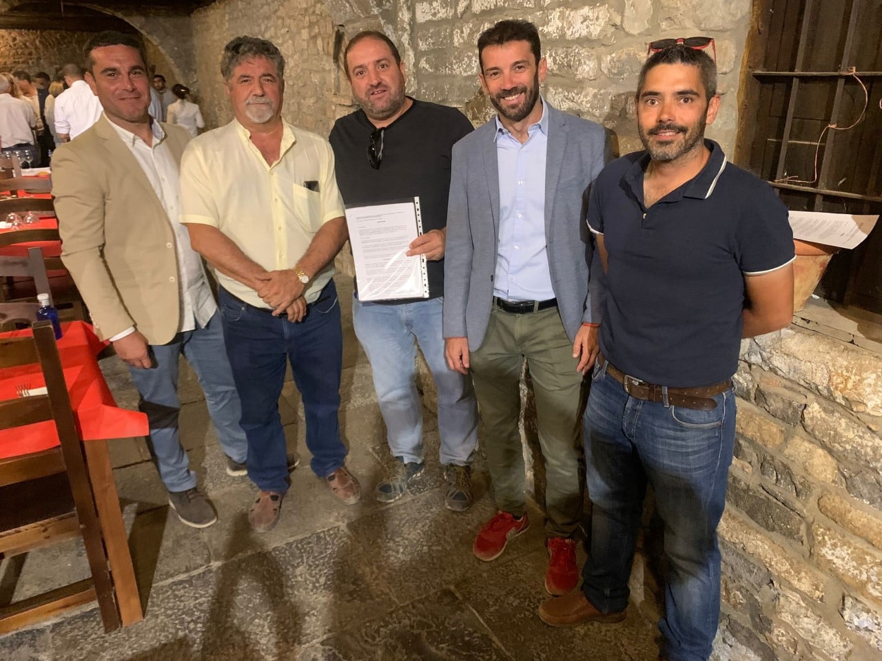 Javier Labat, Ramón Laplana, Joaquín Lalueza, Enrique Pueyo y Carlos Espluga en la firma del convenio de mejora de la infraestructura del riego