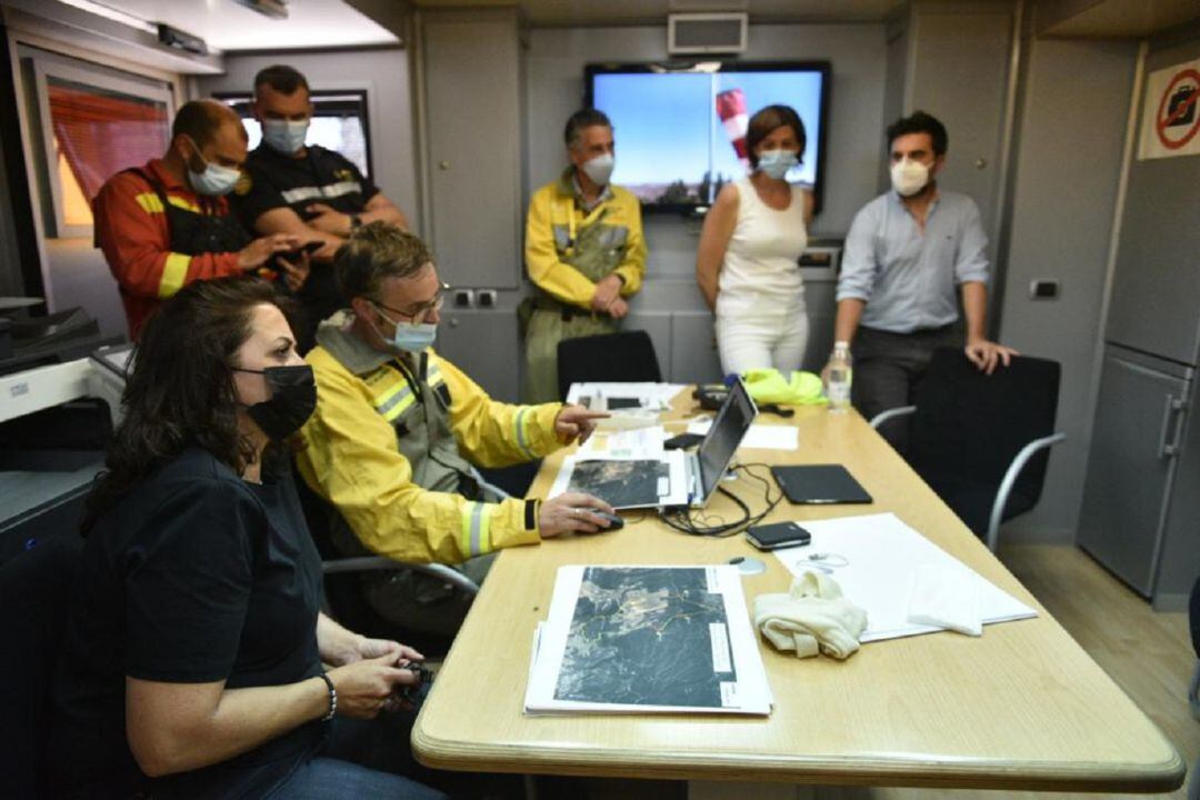 La presidenta de La Rioja, Concha Andreu, en su visita al Puesto de Mando Avanzado del incendio de Yerga instalado en Grávalos.