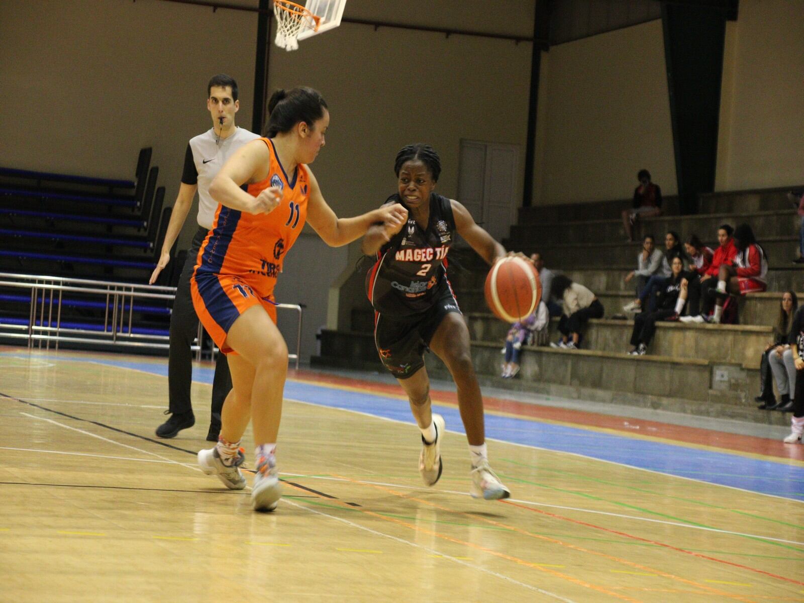 Una de las jugadoras del Magec Tías intentando avanzar con el balón.