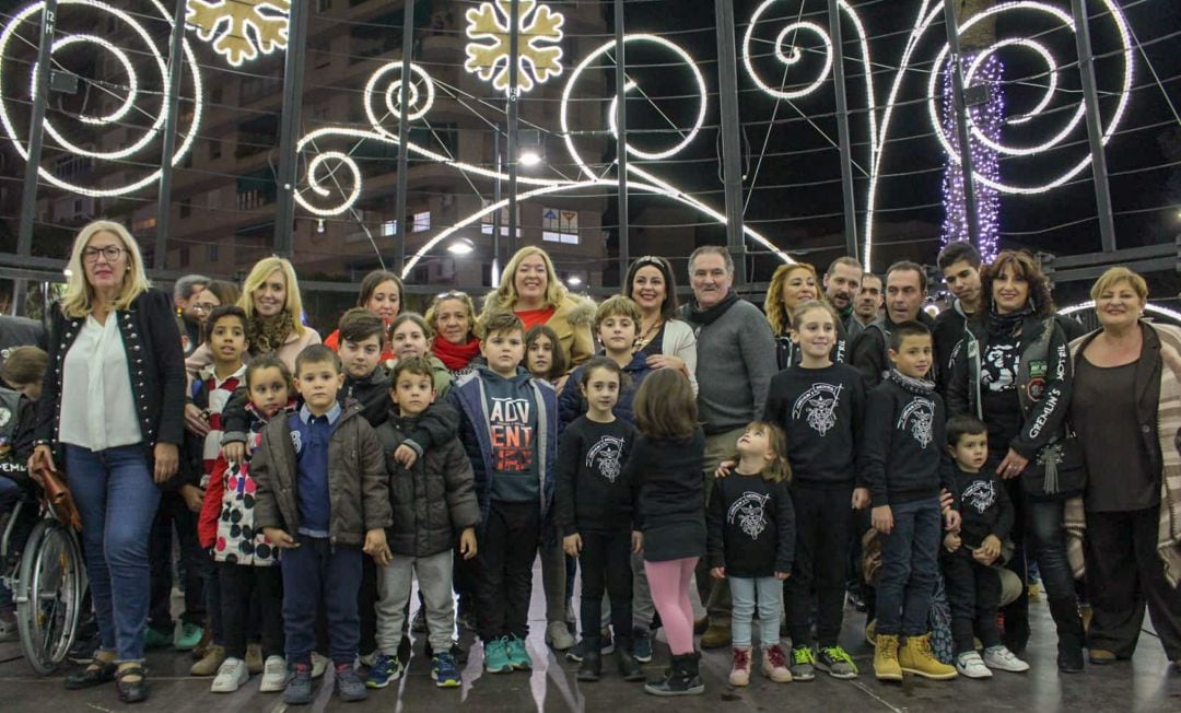 Foto de familia en la inauguración del encendido de las luces de Navidad en Motril