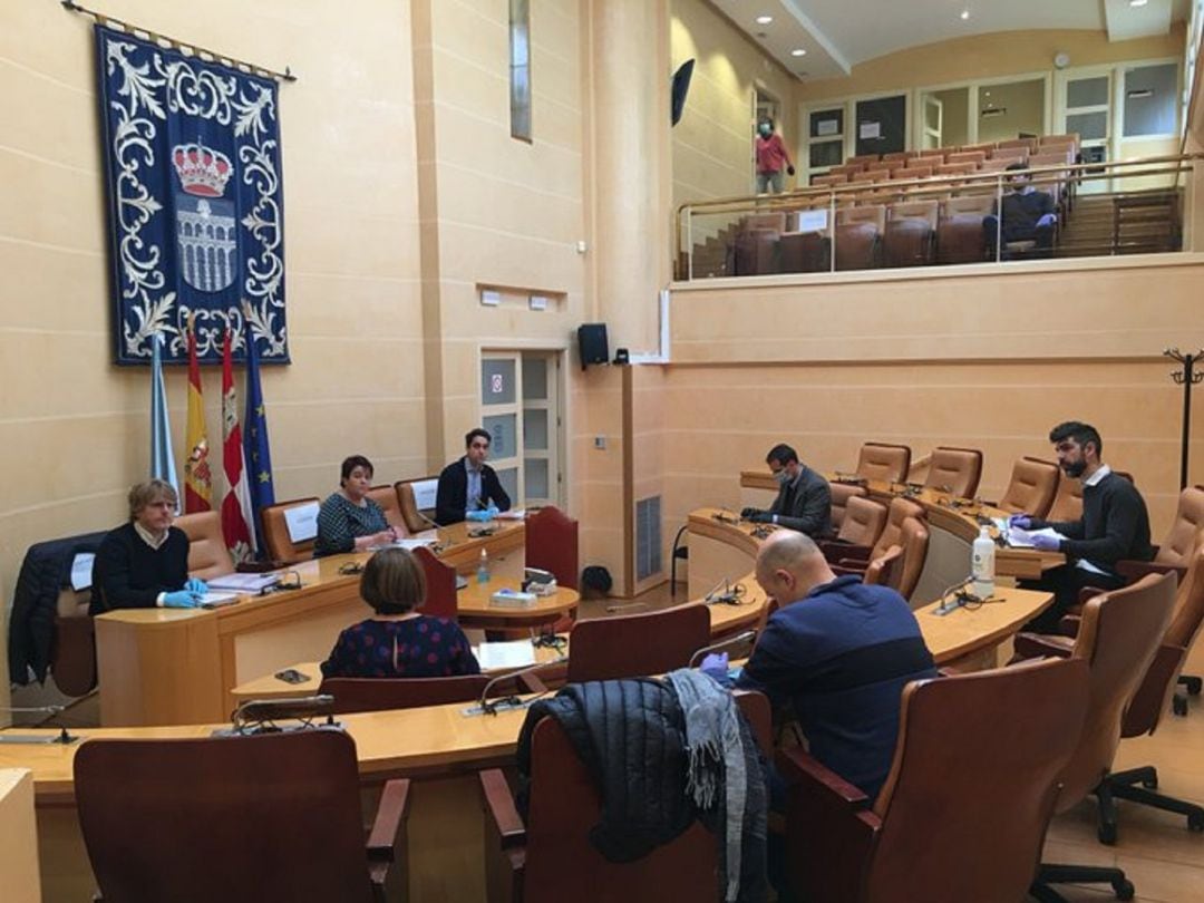 Pleno del Ayuntamiento de Segovia con la asistencia de los portavoces de los grupos políticos a excepción de Ciudadanos