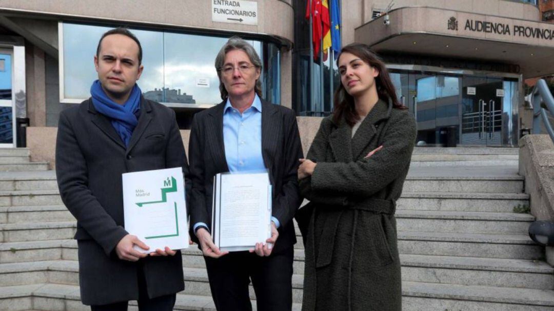 Los concejales Marta Higueras y José Manuel Calvo junto a Rita Maestre frente a la Audiencia Nacioonal.