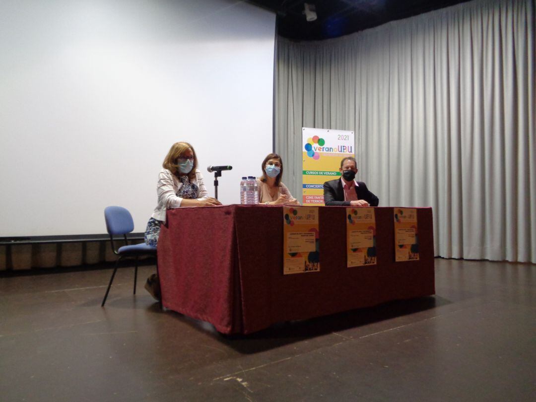 Pilar Rodríeguez de las Heras (izq), en la inauguración del curso, con la alcaldesa, Raquel González, y David Peterson, director de los Cursos de Verano de la UBU