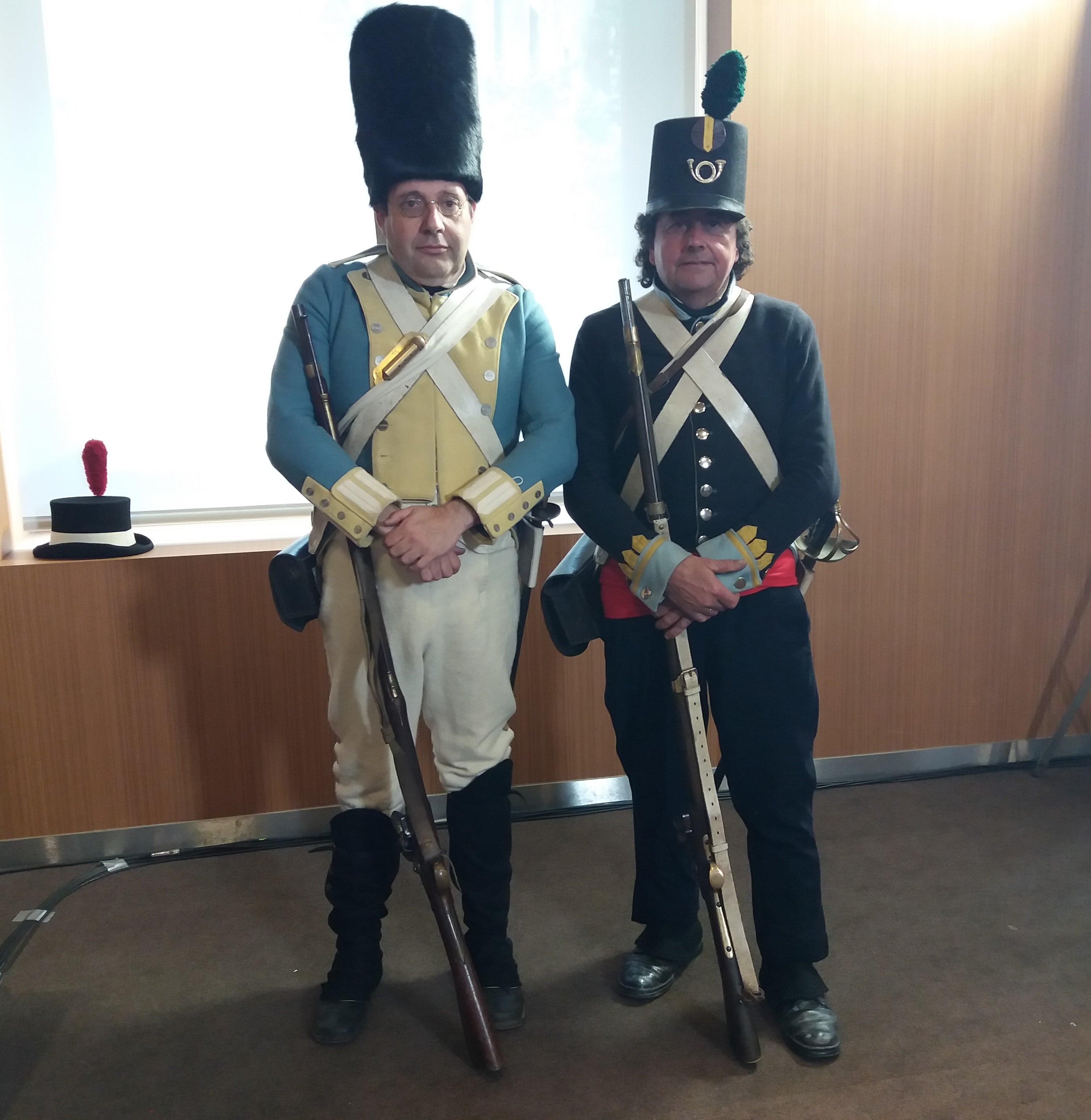 2 de los miembros de ARHCA, ataviados con los uniforme militares de la época