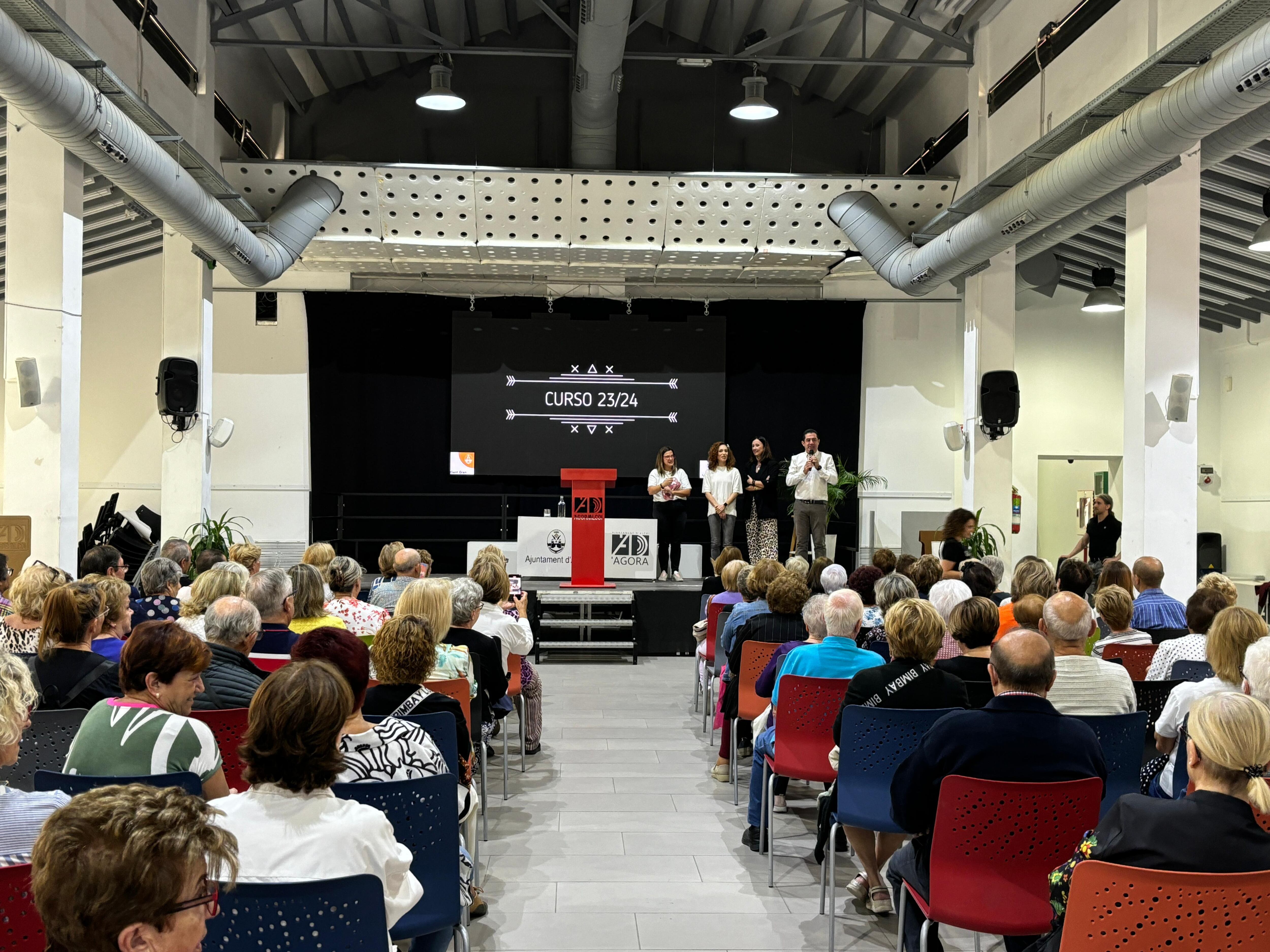 El Àgora acogió el acto de bienvenida a los alumnos y alumnas de las aulas culturales de Gent Gran de Alcoy.