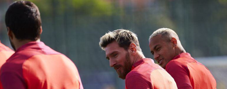  Los delanteros del FC Barcelona Leo Messi y Neynmar Jr, llegan al entrenamiento que realiza la plantilla blaugrana para preparar el próximo partido de liga que disputarán mañana ante el Real Club Deportivo de La Coruña 