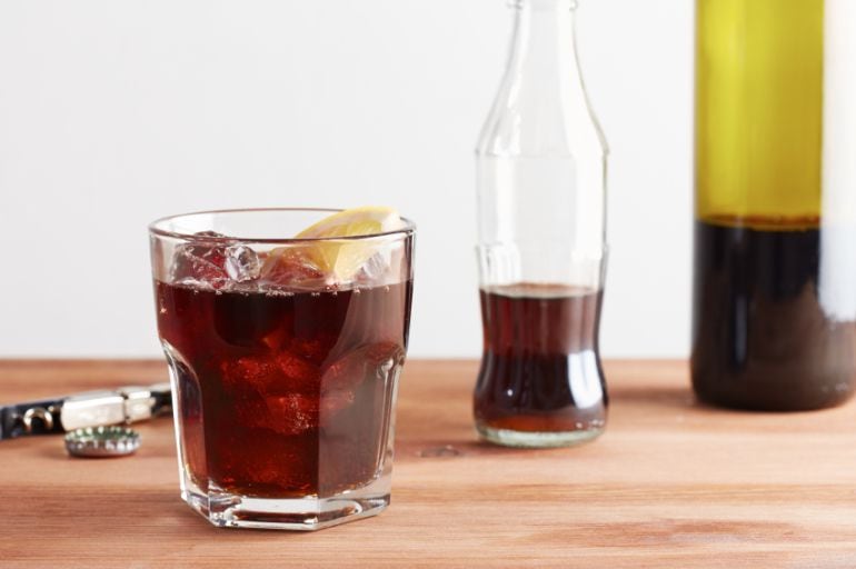 La receta del kalimotxo no es muy complicada: vino y refresco de cola.