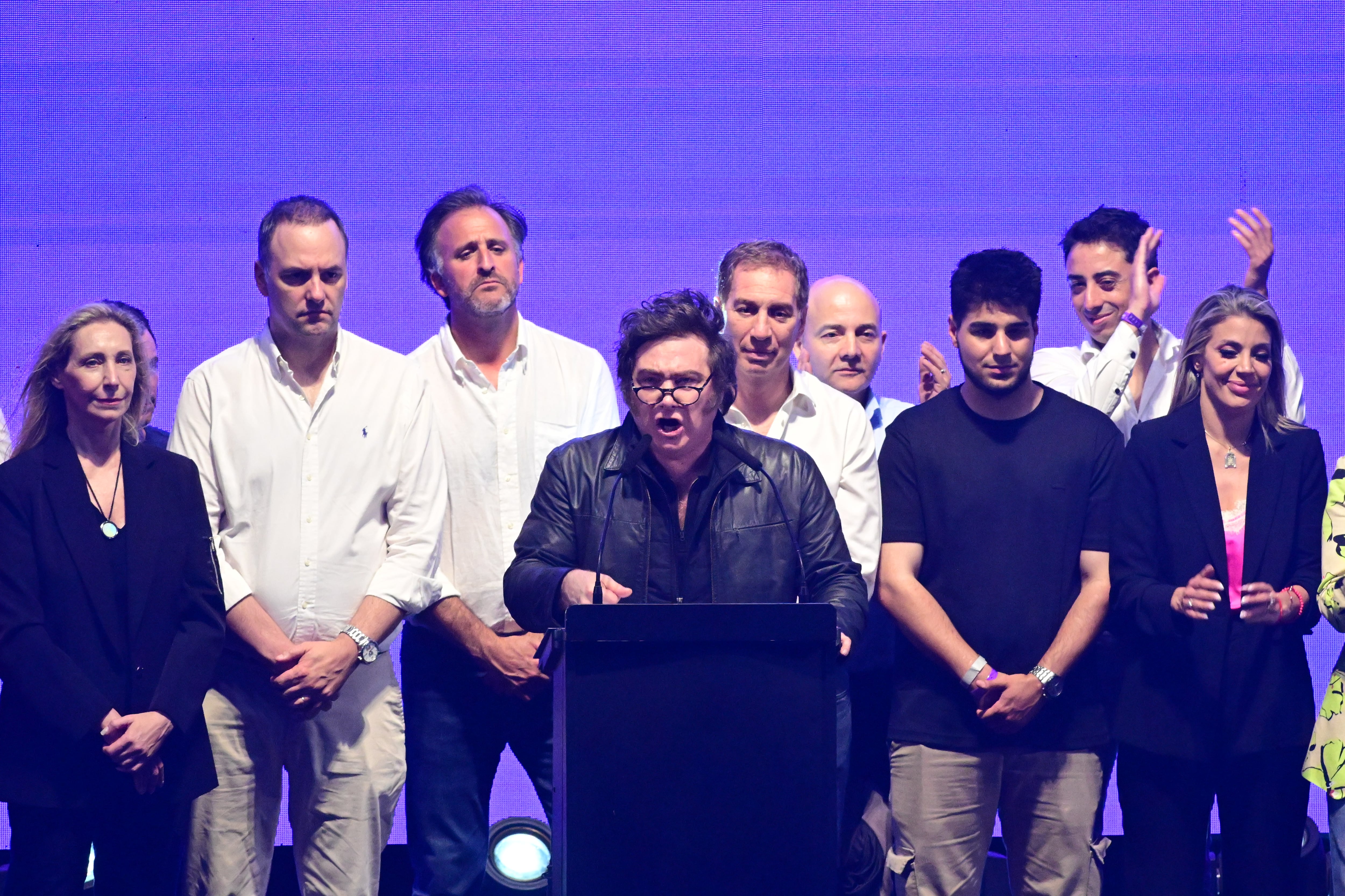 El presidente de Argentina, Javier Milei, habla durante el cierre de campaña del partido La Libertad Avanza este jueves, en Rosario (Argentina).
