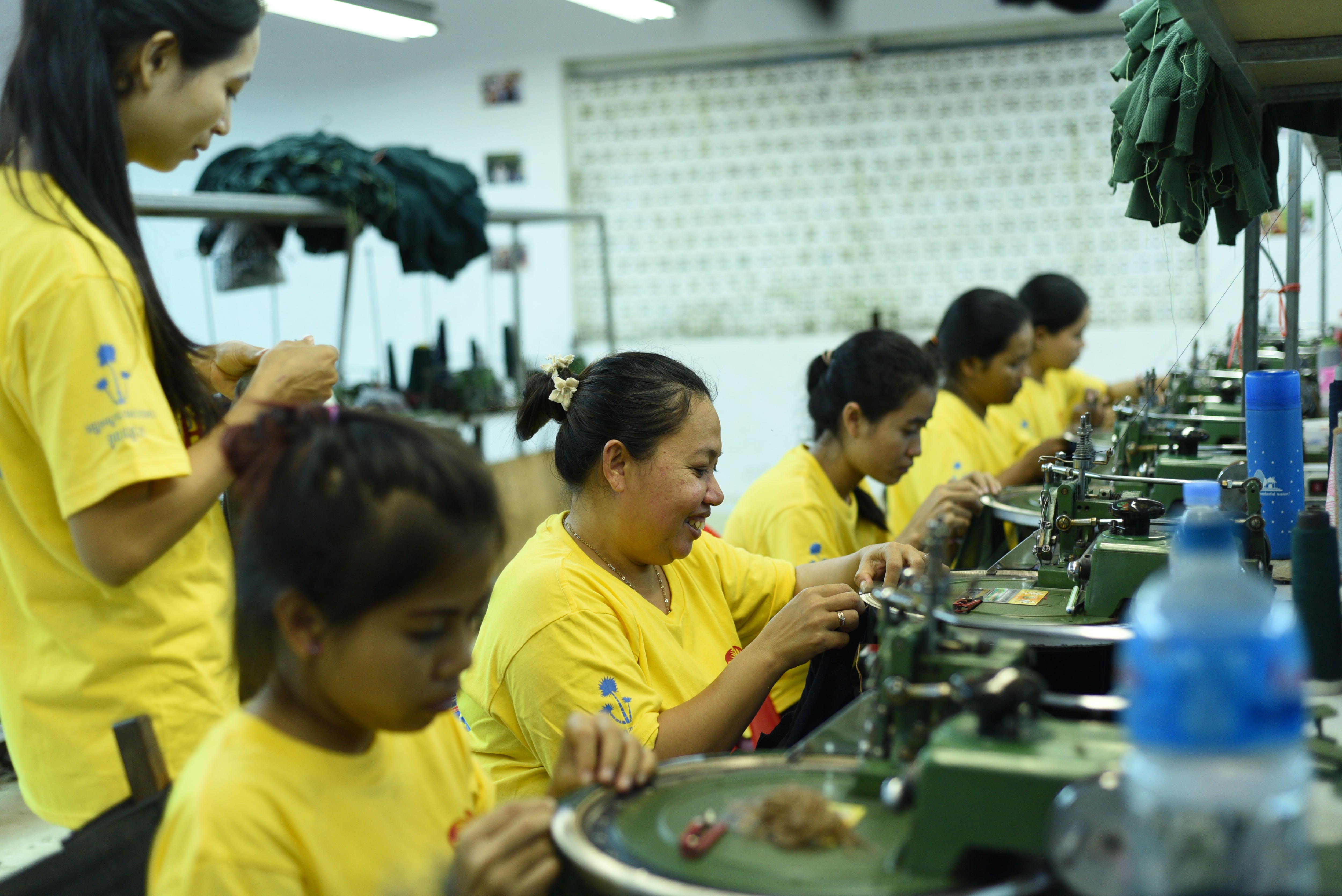 Trabajadores en el centro textil de Battanbang, Camboya