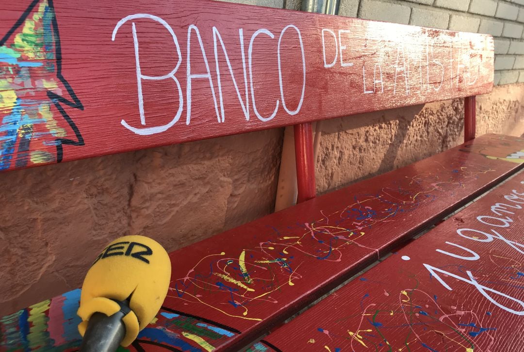 Sobre el banco de la amistad del Colegio Público Jesús Castillo de Valdepeñas 