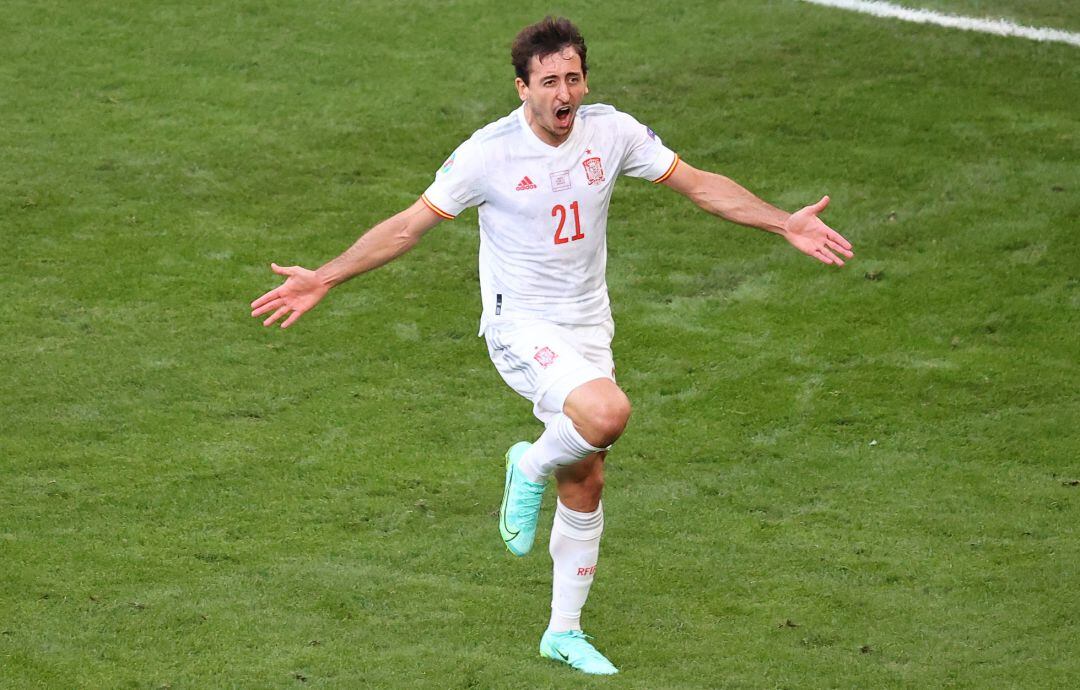 Oyarzabal celebra el gol que marcó a Croacia en la Eurocopa
