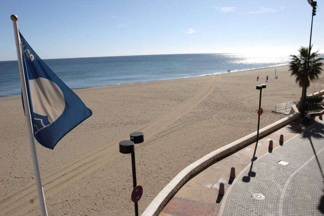 Bandera azul en una playa de Andalucía. 