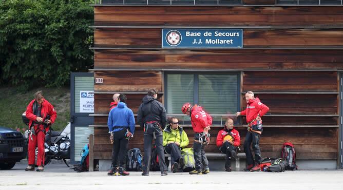 Los equipos de rescate de montaña preparan su equipo en la base J.J. Mollaret durante las operaciones de búsqueda tras avalancha de nieve registrada esta madrugada en el macizo del Mont Blanc, cerca de Chamonix (Francia), hoy jueves 12 de julio de 2012. E