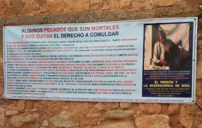 Lona colocada en la iglesia de San Bartolomé de Viveros