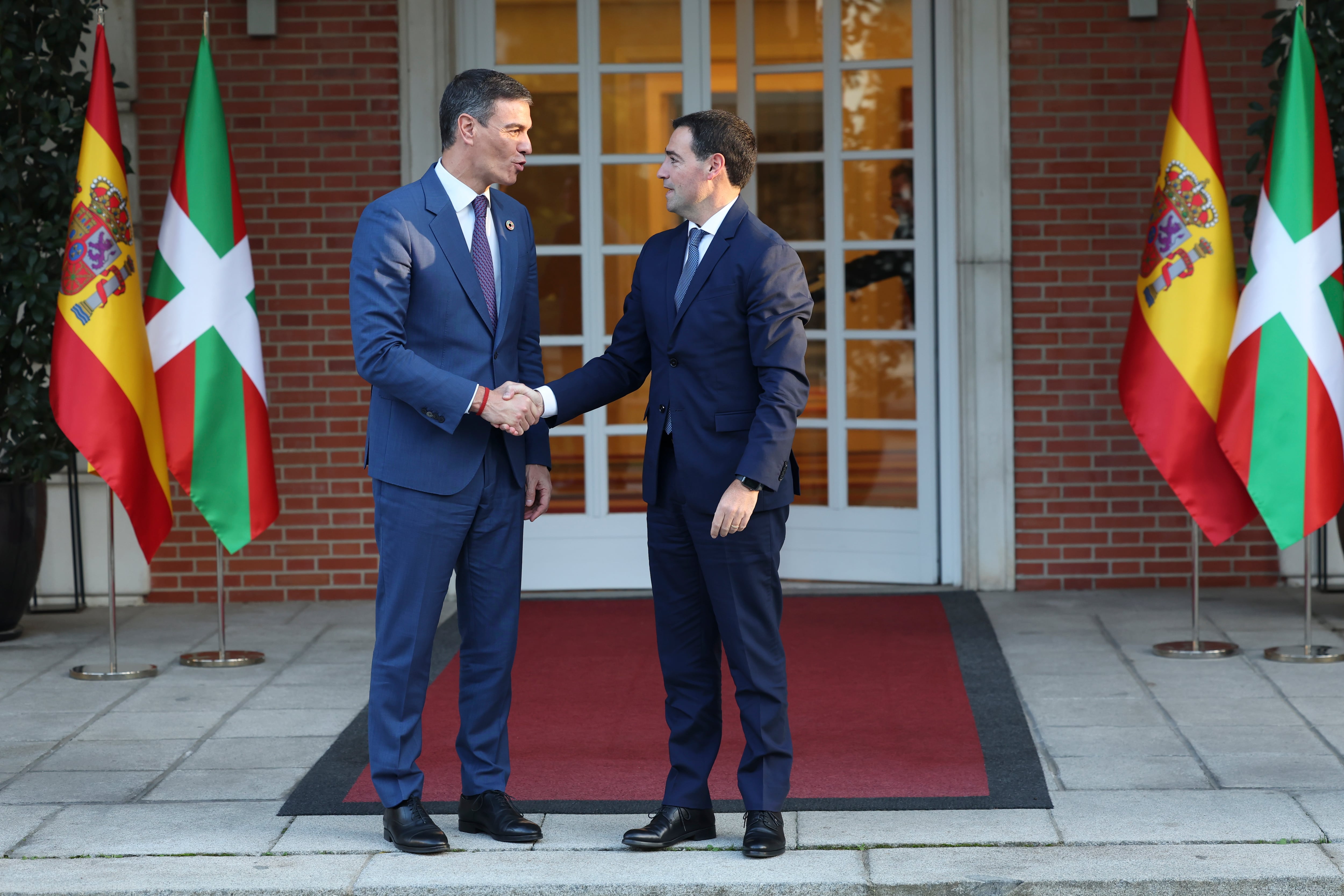 MADRID, 27/11/2024.- El presidente del Gobierno, Pedro Sánchez (i) y el lehendakari, Imanol Pradales, se saludan momentos antes de su reunión en el marco de la Comisión Bilateral de Cooperación Permanente entre el Estado y Euskadi, que abordará las transferencias pendientes a Euskadi, este miércoles en el Palacio de la Moncloa. EFE/ Kiko Huesca
