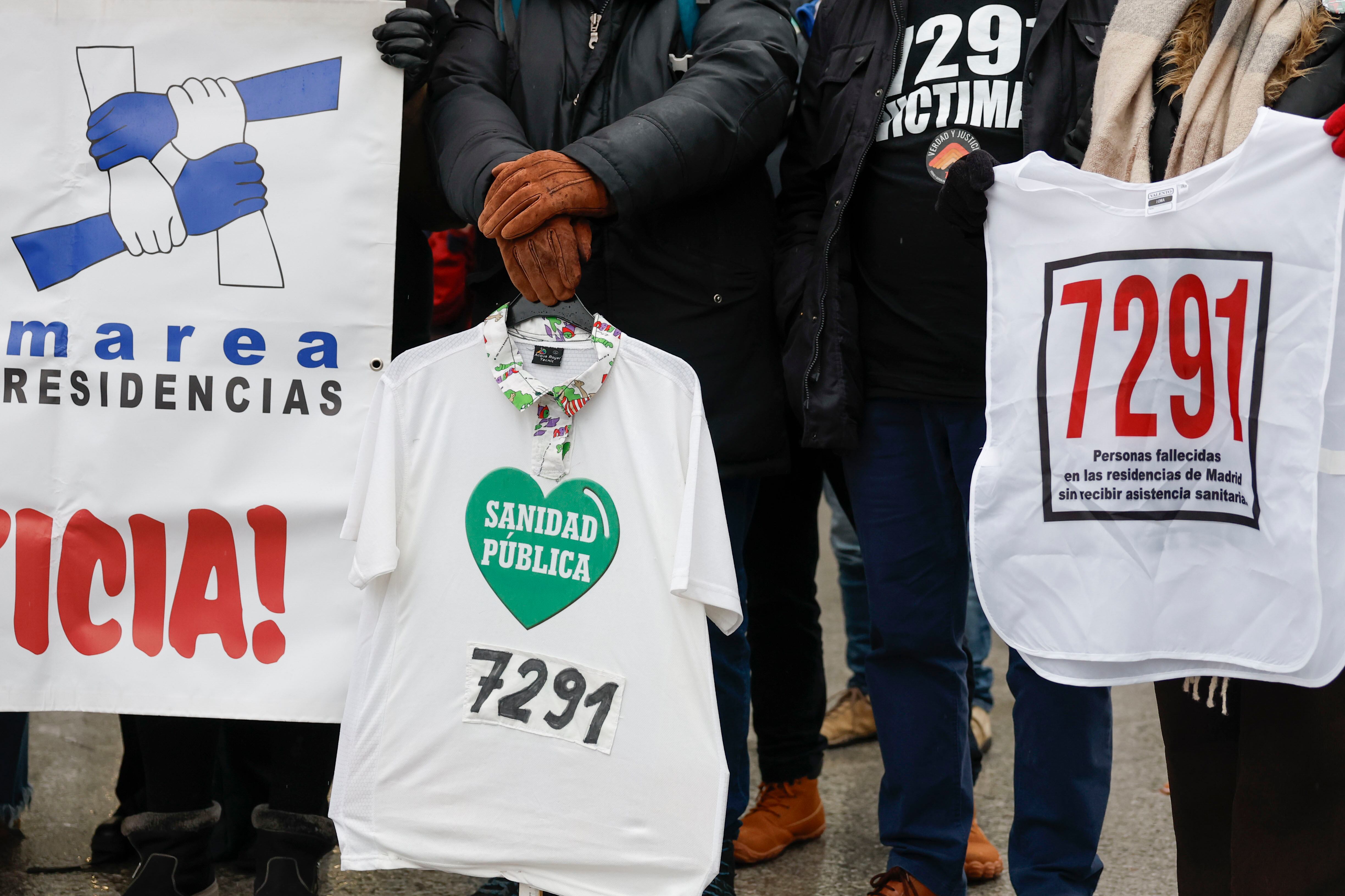  Concentración convocada por la Asociación 7.291 Verdad y Justicia frente a los juzgados de Plaza de Castilla este lunes, coincidiendo con la declaración como imputado de Carlos Mur, firmante de los protocolos que limitaron los traslados desde las residencias a los hospitales durante la pandemia. EFE/ J.J. Guillén