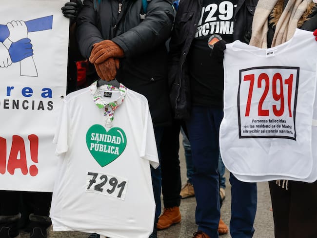 Concentración convocada por la Asociación 7.291 Verdad y Justicia frente a los juzgados de Plaza de Castilla este lunes, coincidiendo con la declaración como imputado de Carlos Mur, firmante de los protocolos que limitaron los traslados desde las residencias a los hospitales durante la pandemia. EFE/ J.J. Guillén