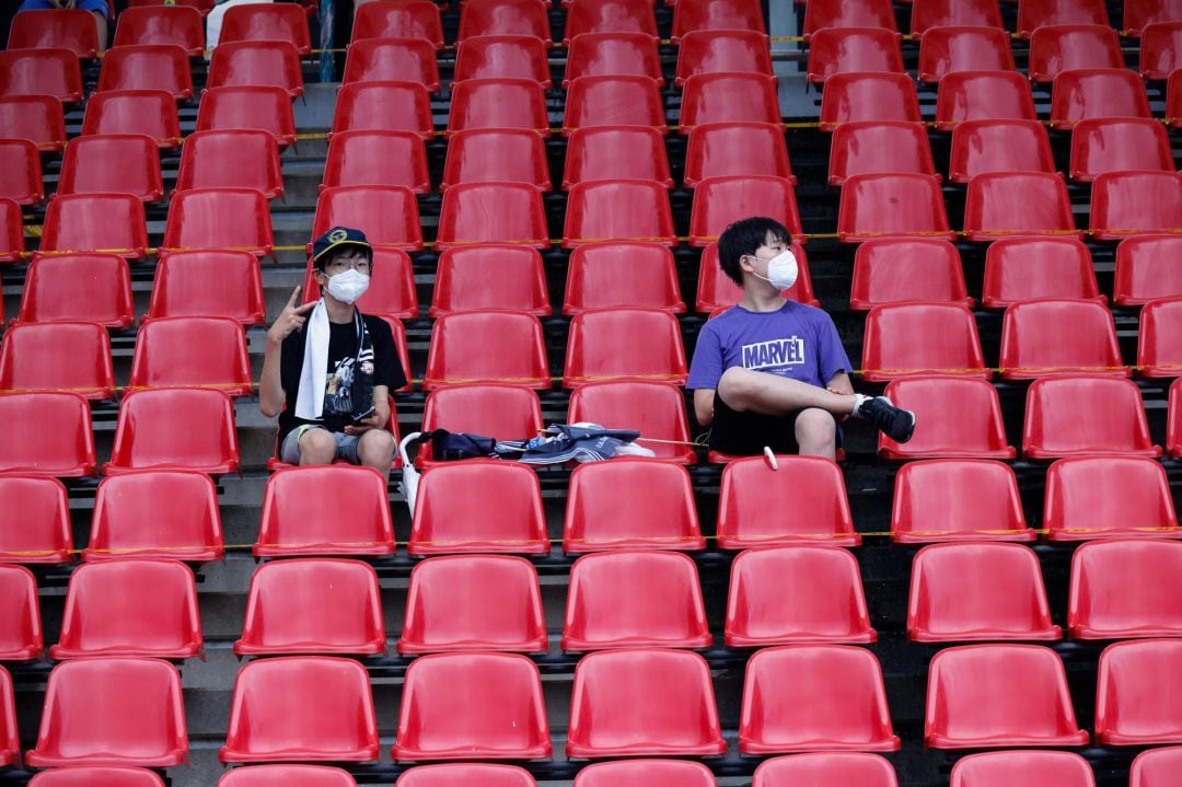 Dos aficionados vuelven a un estadio en la reanudación de la K-League. 