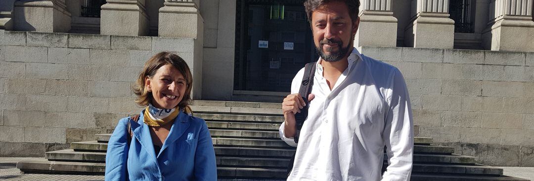 Yolanda Díaz y Antón Gómez reino a las puertas del Tribunal Superior de Xustiza de Galicia