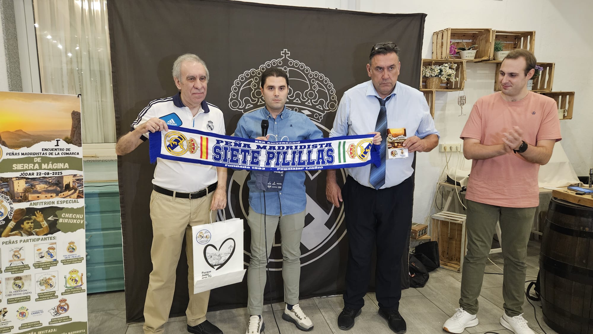 Entrega de regalos conmemorativos al presidente de la peña Madridista &#039;Siete Pilillas&#039; de Pegalajar