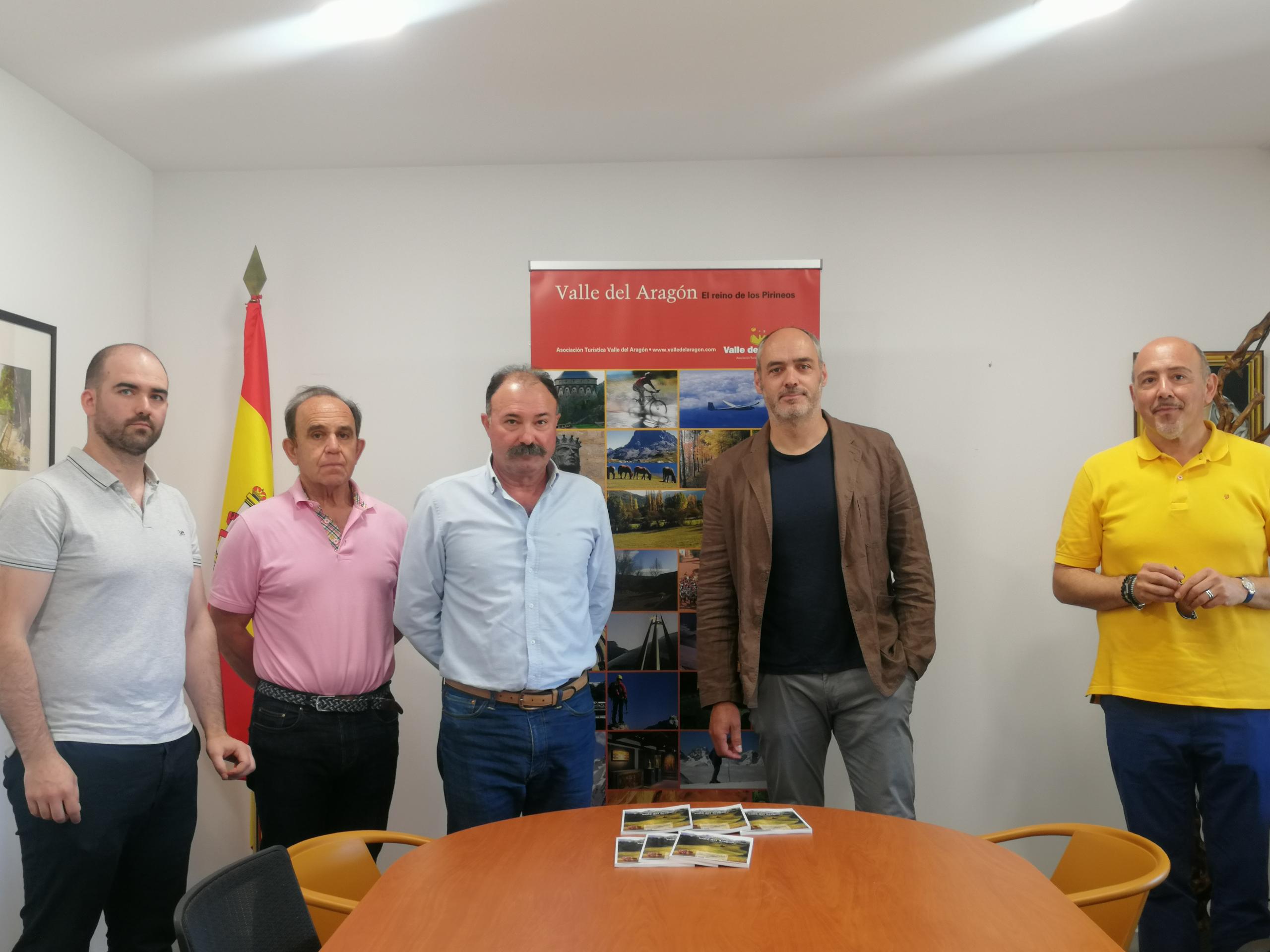 Miembros de la Asociación Turística del Valle del Aragón en la presentación del número 43 de su revista