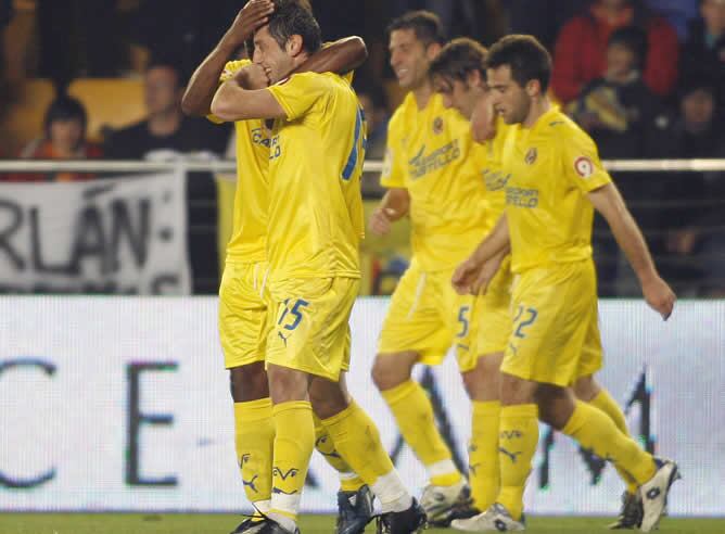 Los jugadores del Villarreal celebran un tanto ante el Atlético