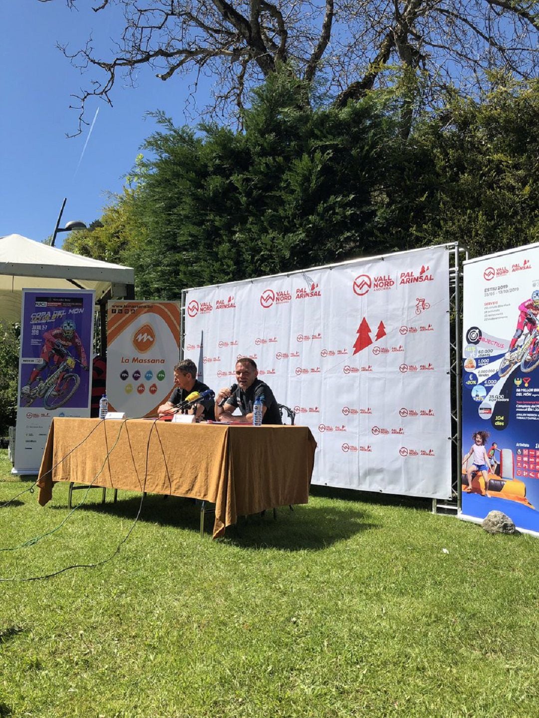 Sergi Balielles (e) i Josep Marticella (d) durant la presentació aquest dijous de les activitats d'estiu de Vallnord.