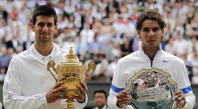 El serbio Novak Djokovic sostiene su trofeo obtenido al ganarle al tenista español Rafael Nadal