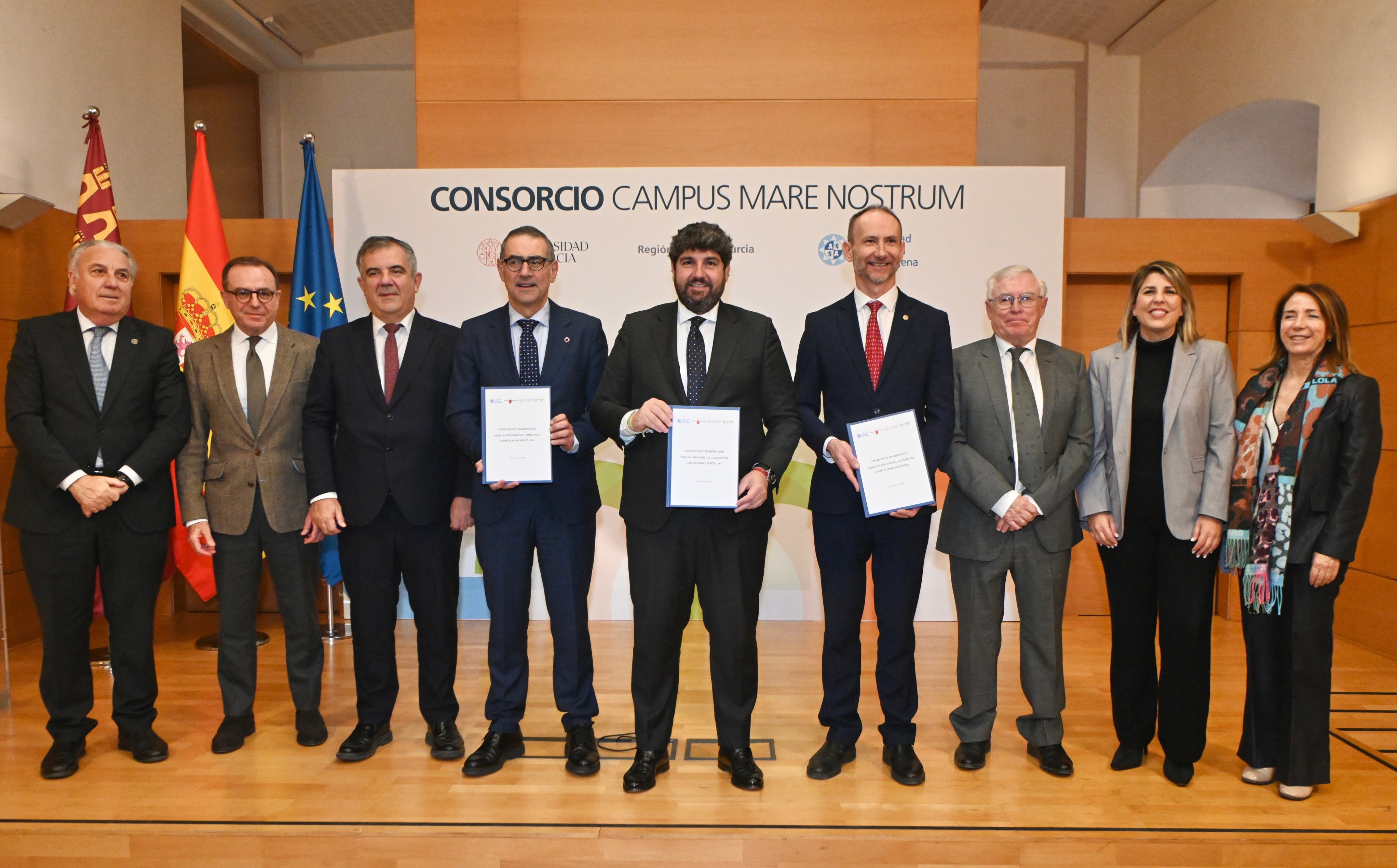 El presidente, Fernando López Miras, y los rectores de la UMU, José Luján, y de la UPCT, Mathieu Kessler, firman en el Palacio de San Esteban el convenio de colaboración que supone la creación del Consorcio del Campus Mare Nostrum