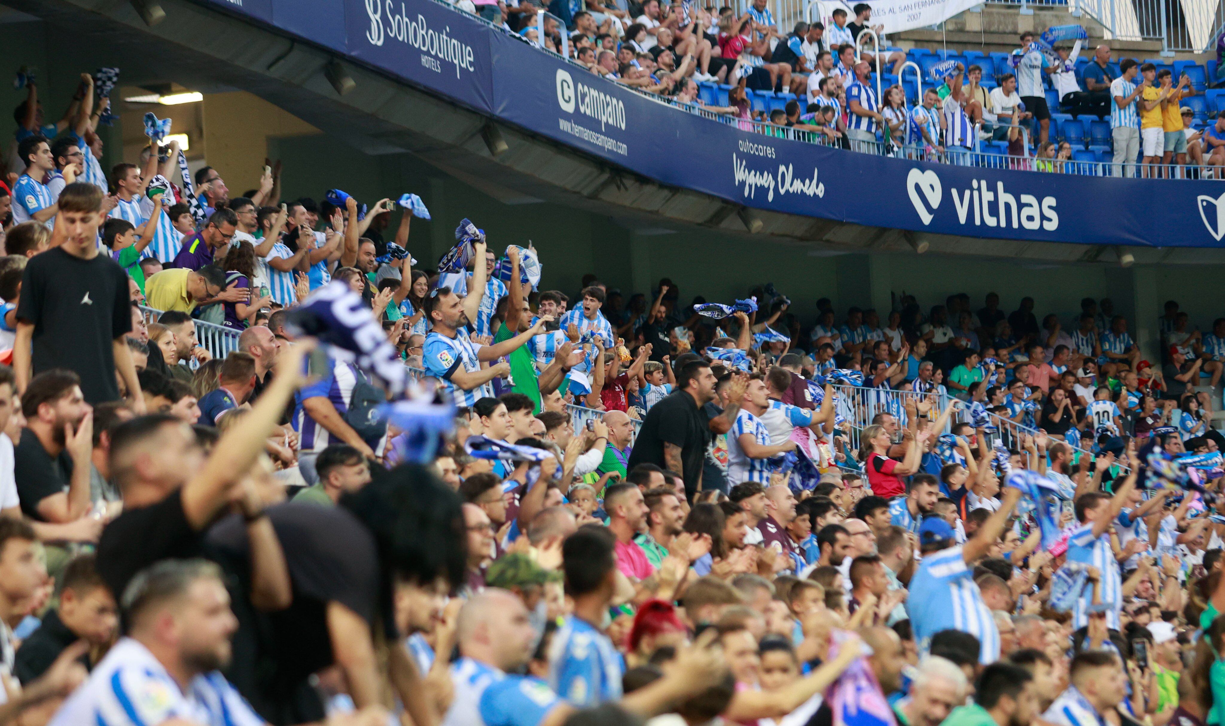 Aficionados del Málaga celebran un gol en La Rosaleda