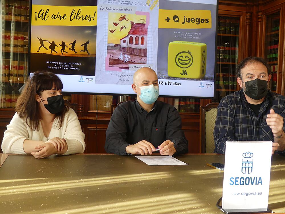 El concejal de Juventud, Ángel Galindo (centro), junto a Marta Herguedas y Javier González (que impartirán dos de las actividades, respectivamente).