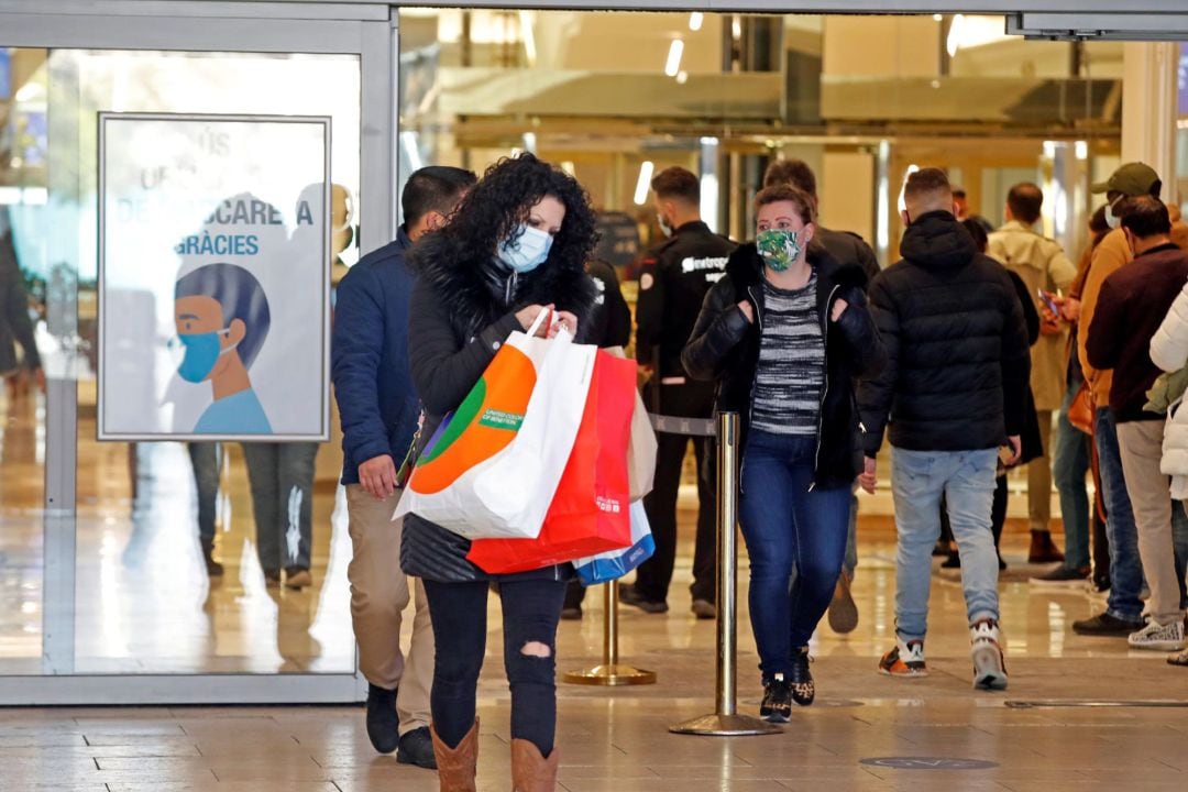 Imagen de archivo de varios clientes en el acceso a un local comercial.