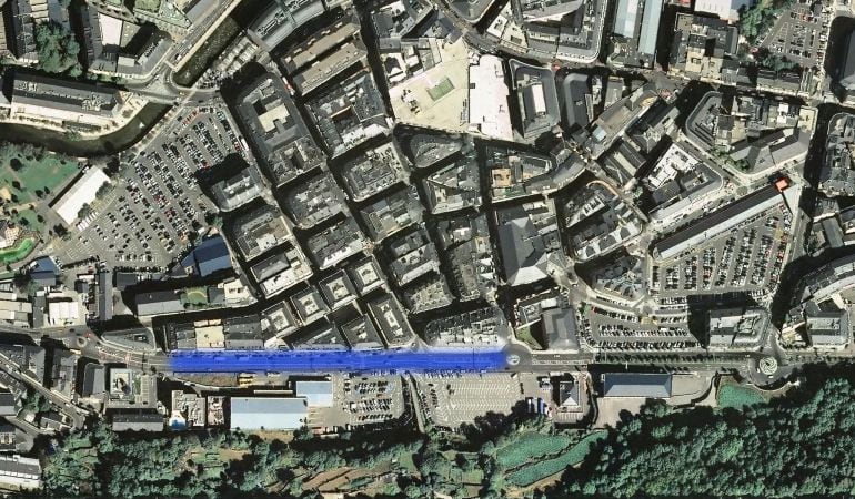 Fotografia aèria facilitada pel comú per demostrar que als voltants de l'avinguda Tarragona hi ha suficients aparcaments. En blau, la zona afectada per les obres d'embelliment.