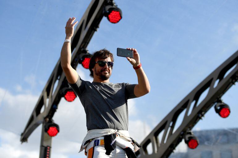 Fernando Alonso hace una foto en Silverstone