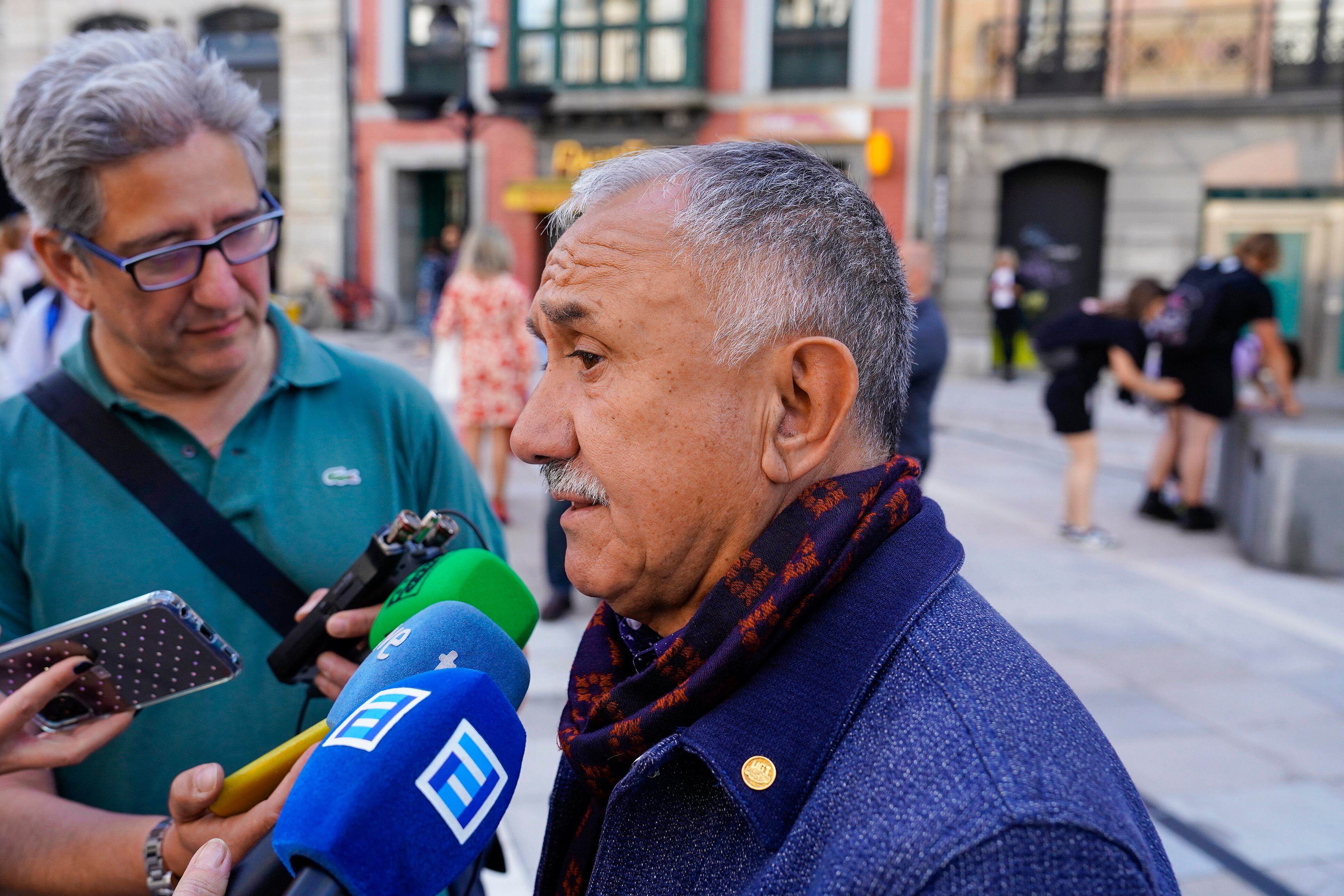 El secretario general de UGT, Pepe Alvarez (d), atiende a los medios de comunicación tras el acuerdo con la CEOE