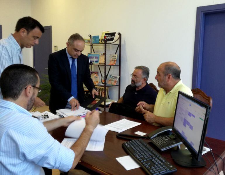 Ayuntamiento y RECOLTE, durante la firma del contrato.