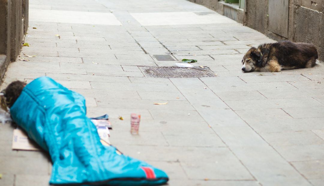 Una persona sintecho en una calle.