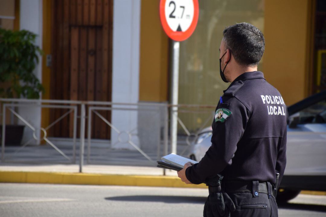 Agente de la Policía Local de Brenes en un control rutinario.