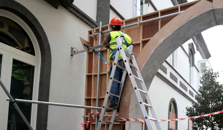 Céntricas calles en Canarias han comenzado a transformar su aspecto para acoger el rodaje de &quot;Allied&quot;, la nueva película de Brad Pitt y Marion Cotillard.