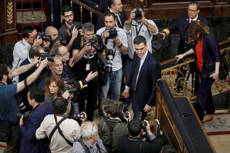 Pedro Sánchez, rodeado de fotógrafos, tras triunfar su moción de censura y convertirse en presidente de Gobierno